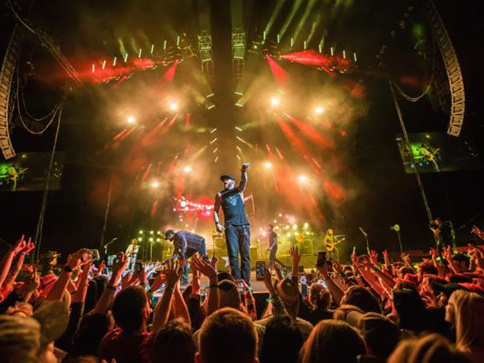 Brantley Gilbert’s Tour Hits the Road with Clay Paky Scenius