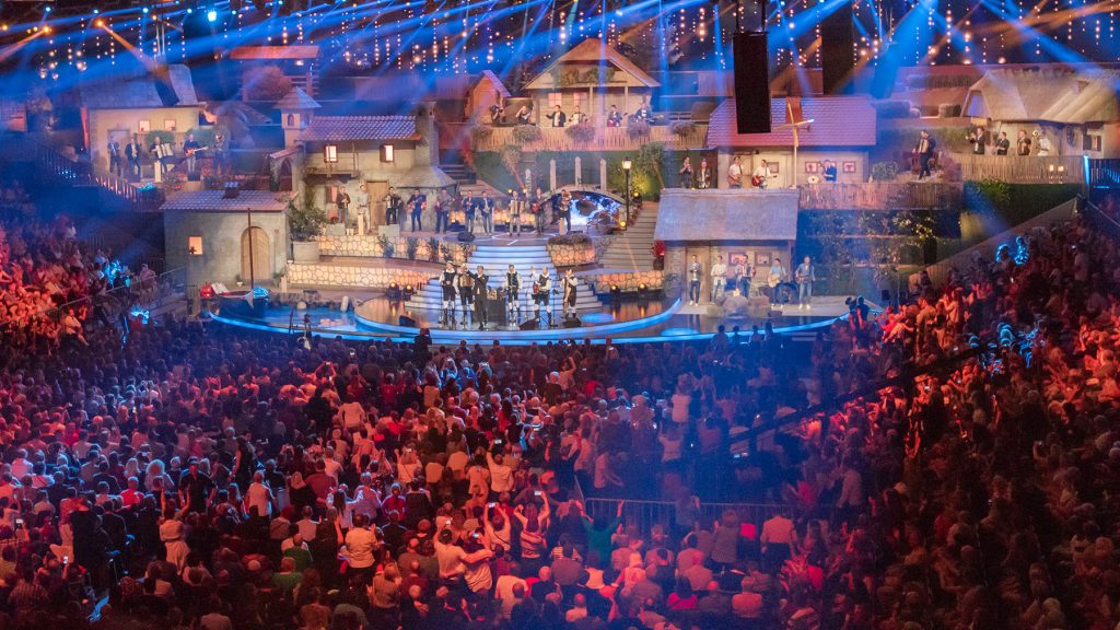 Robe Gets Traditional for Noč Modrijanov 2018