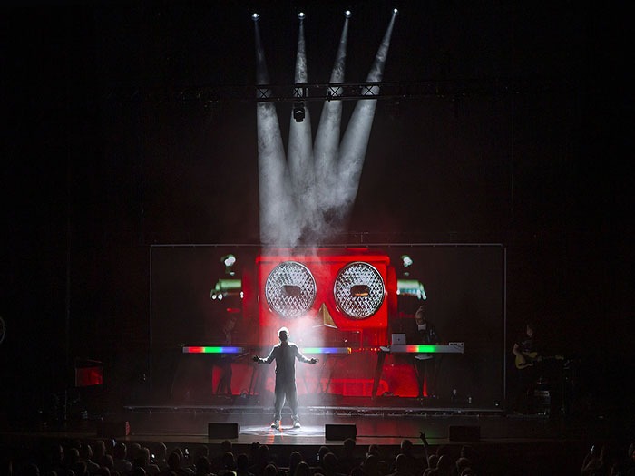 Howard Jones is Transformed with Robe Howard Jones is Transformed by Robe