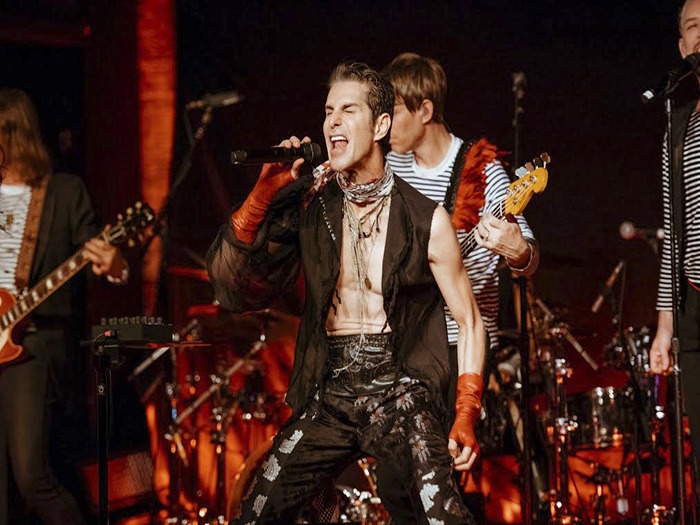 Perry Farrell Rocks Out With Bandit Lites