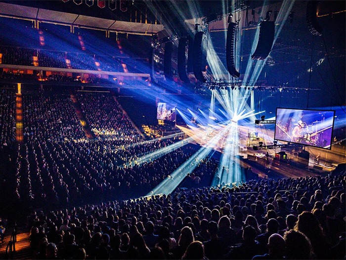 L-ISA Delights Ears on Bon Iver’s i,i, Tour