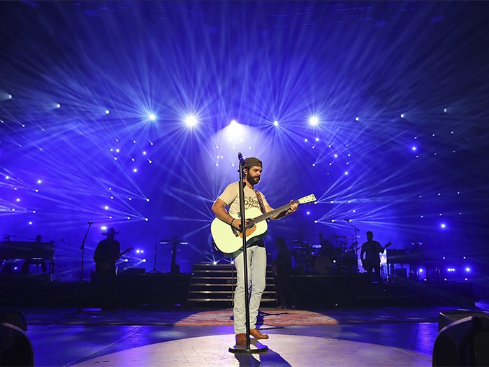 Alec Takahashi design makes pods of Elation Dartz the centerpiece for Thomas Rhett tour