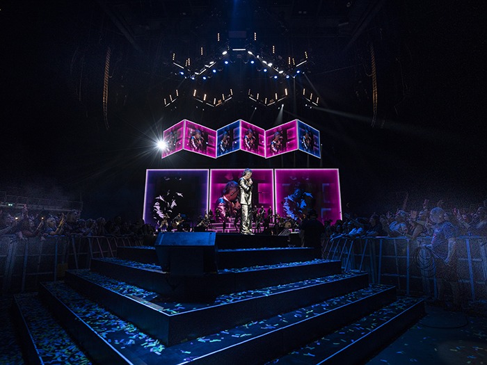 Robbie Williams celebrates 25-year solo career with audio support from Brit Row