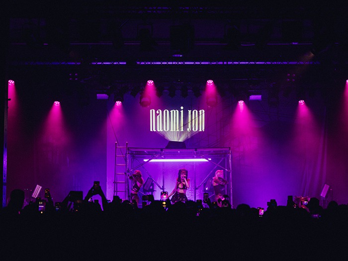 Naomi Jon chooses KLANG:vokal+ for Villain of your Dreams Tour