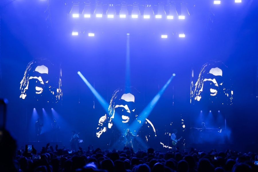 grandMA3 drives visuals for Lenny Kravitz’s Blue Electric Light Tour